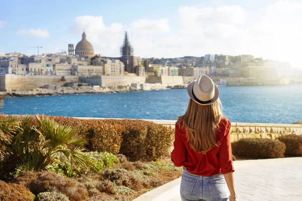 Mulher Atraente Com Chapéu Desce Longo Orla Malta Olhando Para — Fotografia de Stock