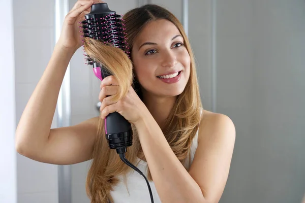 Portrait Young Woman Using Brush Hair Dryer Style Hair Mirror — Stockfoto