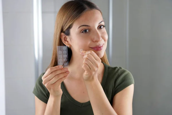 Menina Beleza Aplicando Tratamento Acne Patch Pickel Uma Espinha Banheiro — Fotografia de Stock