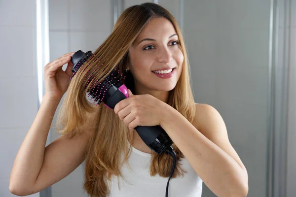Young Woman Holds Brush Hair Dryer Style Hair Easy Way — Stockfoto