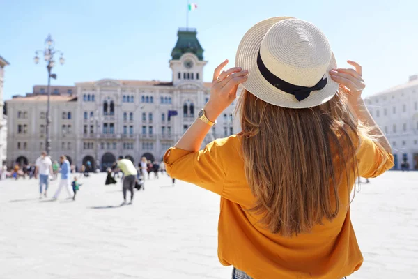 Tourism Europe Back View Pretty Girl Holding Hat Trieste Italy — Stock fotografie