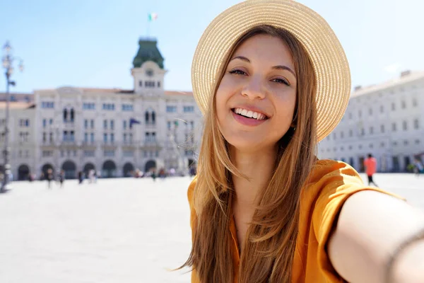 이탈리아의 이탈리아 트리에스테를 방문하는 관광객의 미소짓는 — 스톡 사진