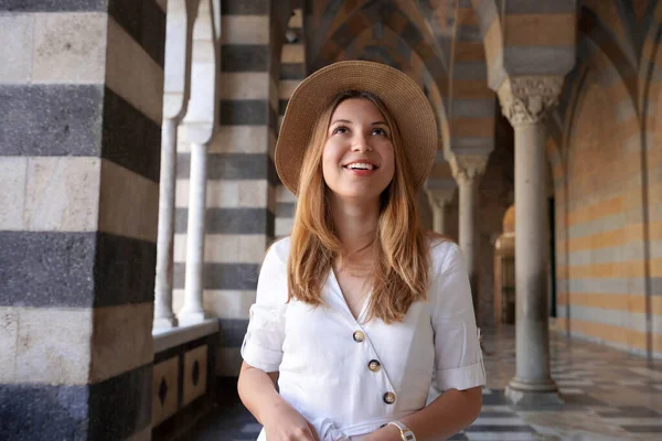 Beautiful Young Woman Looks Walks Colonnade Amalfi Cathedral Italy — Fotografia de Stock