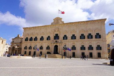 VALLETTA, MALTA - 7 Nisan 2022: Auberge de Castille Sarayı Malta 'nın Valletta City, Malta başbakanının ofisidir.