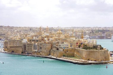 Senglea 'nın güçlendirilmiş şehri Yukarı Barrakka Bahçeleri' nden görüldü. Üç şehir, Malta.