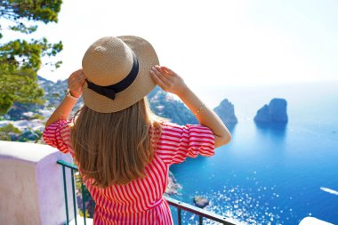 Genç ve güzel bir kadın güneşli bir günde İtalyan manzarasının tadını çıkarıyor, Capri, İtalya