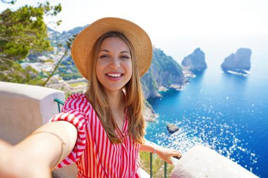 Capri Güzeli, İtalya Capri Adası 'nda Faraglioni deniz yığınlarıyla kendi portresini çekiyor.