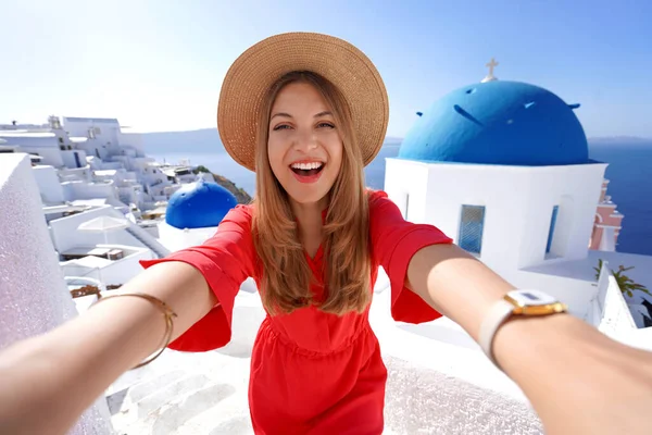 Podekscytowany Podróżnik Dziewczyna Robi Zdjęcie Selfie Malowniczej Greckiej Miejscowości Santorini — Zdjęcie stockowe