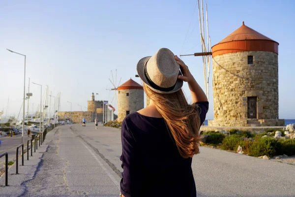 그리스에 로즈를 방문했다 로데스의 풍차를 산책로를 여행자의 모습을 돌이켜 십시오 — 스톡 사진