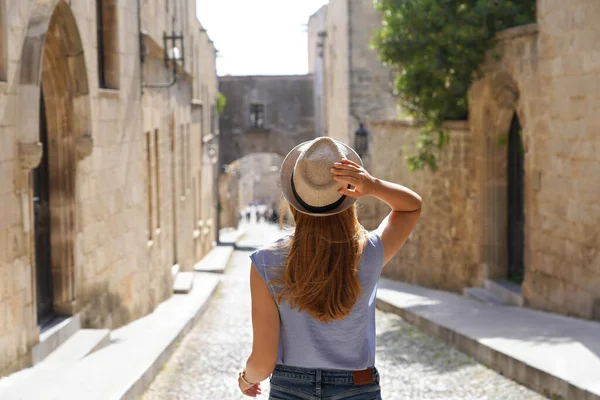 Turismo Rodi Grecia Vista Posteriore Viaggiatore Ragazza Giù Dei Cavalieri — Foto Stock