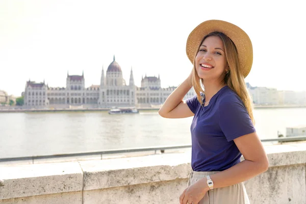 Portrét Krásné Usměvavé Turistické Ženy Návštěvě Budapešti Maďarsko — Stock fotografie