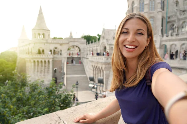 Menina Viajante Tirando Selfie Pôr Sol Budapeste Hungria Jovem Turista — Fotografia de Stock