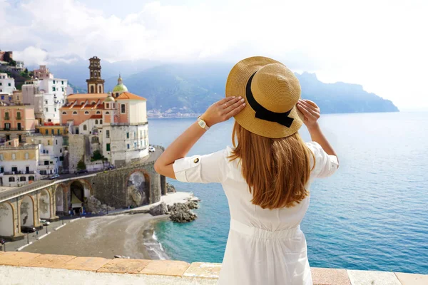 Turism Italien Baksidan Flicka Innehav Hatt Ser Atrani Byn Amalfikusten — Stockfoto