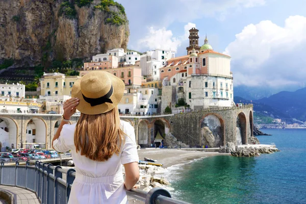 Vackert Italien Bakåt Bild Turist Flicka Utforska Fantastiska Amalfi Coast — Stockfoto