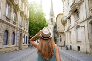Visting Bordeaux, Fransa. Turist, Rue Vital Charles boyunca Bordeaux, Fransa 'daki Katedral' e doğru gidiyor..