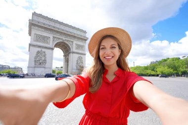 Mutlu genç gezgin kadın Paris, Fransa 'da Zafer Takı ile selfie çekiyor.