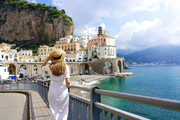 Bela Itália Visão Traseira Menina Turista Visitando Incrível Costa Amalfitana — Fotografia de Stock