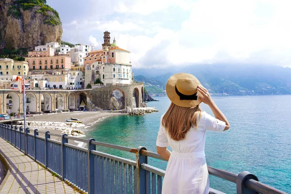 Turismo Costiera Amalfitana Vista Posteriore Bella Ragazza Moda Godendo Vista — Foto Stock