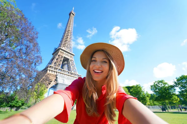 Chica Selfie París Francia Joven Turista Tomando Autorretrato Con Torre — Foto de Stock