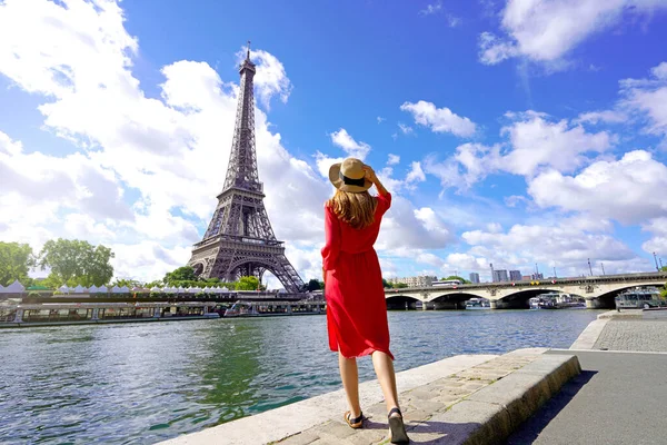 Tourismus Paris Frankreich Rückansicht Einer Jungen Frau Beim Besuch Der — Stockfoto