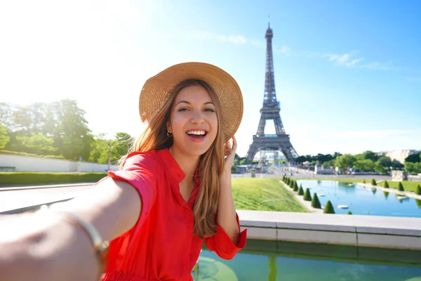 Módní Turistka Červenými Šaty Kloboukem Dělá Selfie Fotografii Eiffelovou Věží — Stock fotografie