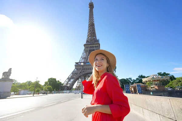Давайте Исследуем Европу Возбужденная Путешественница Посещающая Париж Франция Широкий Угол — стоковое фото