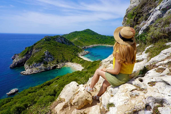 Ταξίδι Στην Ελλάδα Κορίτσι Πεζοπόρος Που Απολαμβάνει Φυσικό Τοπίο Στην — Φωτογραφία Αρχείου