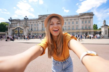 Londra 'daki Buckingham Sarayı' nda selfie çeken turist kadın.