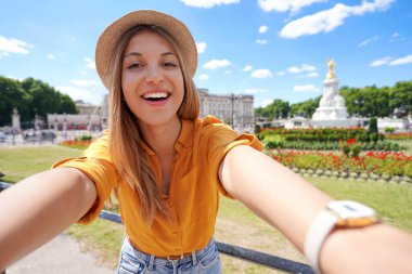 Londra, İngiltere 'de selfie çeken gezgin kız.