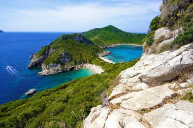 Corfu 'daki Porto Timoni plajı, Korfu Adası, Yunanistan, Avrupa' da çift plajlı ve kristal suyu olan bir cennet.