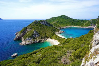 Corfu 'daki Porto Timoni plajı, Korfu Adası, Yunanistan, Avrupa' da çift plajlı ve kristal suyu olan bir cennet.