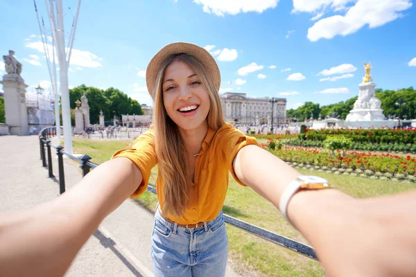 Young Woman Tourist Taking Self Portrait London United Kingdom — Fotografia de Stock