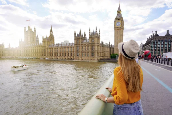 Tourism London Back View Traveler Girl Enjoying Sight Westminster Palace — стоковое фото