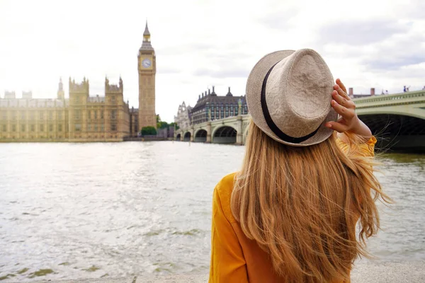 Туризм Лондоне Вид Сзади Туристку Наслаждающуюся Видом Вестминстерского Дворца Моста — стоковое фото