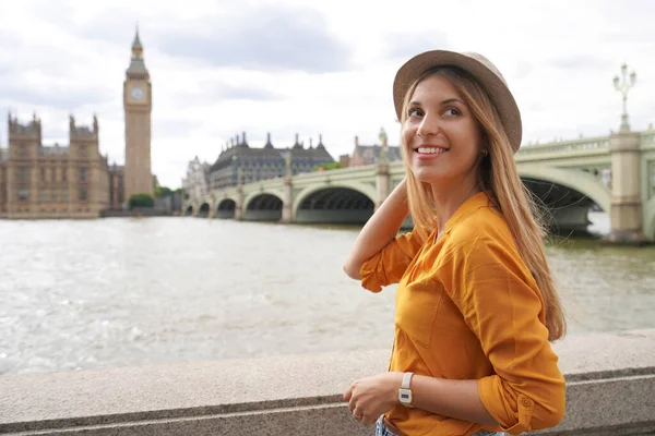 Естественная Стильная Красивая Женщина Оранжевой Рубашке Держит Шляпу Вестминстерским Дворцом — стоковое фото