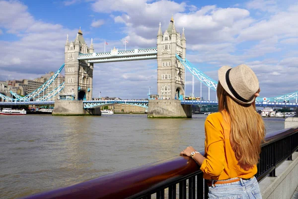 Tourist Girl Leaning Railing River Thames Promenade Tower Bridge Famous — Zdjęcie stockowe