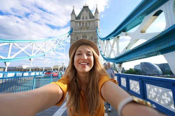 Smiling Girl Takes Selfie Photo Tower Bridge London United Kingdom — 스톡 사진