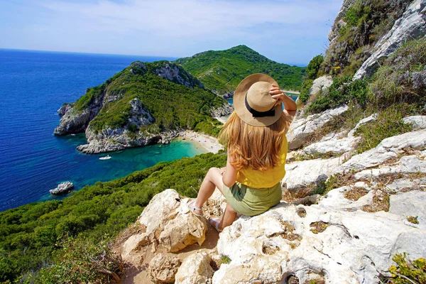 Hiker Girl Sitting Rocks Holds Hat Enjoying Natural Tropical Landscape — Stockfoto