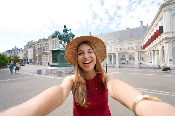 Happy Tourist Woman Taking Self Portrait Front Noordeinde Palace Hague — 스톡 사진