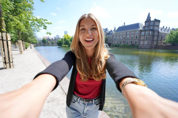 Selfie Młodej Kobiety Kompleksem Budynków Binnenhof Hofvijver Hadze Holandia — Zdjęcie stockowe