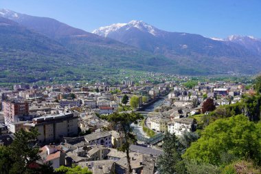 Valtellina Vadisi, Lombardy, İtalya 'daki Sondrio kasabasının hava panoramik manzarası