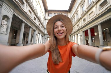 Floransa, Toskana, İtalya 'daki tarihi Uffizi Galerisi sanat müzesinin avlusundaki genç turist kadının portresi