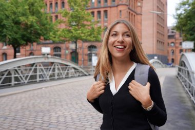 Değişim programı kapsamında Kuzey Avrupa 'yı ziyaret eden güzel okul değişim kızı.