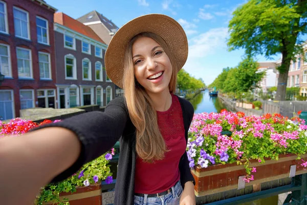 Hollanda Lahey Deki Bir Kanalda Kendi Portresini Çeken Turist Kız — Stok fotoğraf