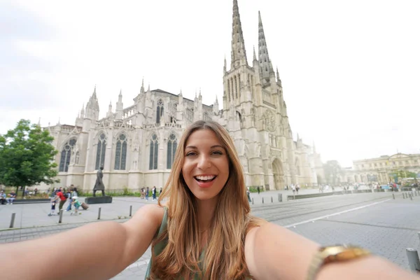 Woman Great Mood Takes Selfie Photo Front Bordeaux Cathedral France — 스톡 사진