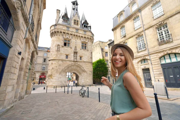 Menina Turística Bonita Visitando Cidade Bordéus França Mulher Atraente Olhando — Fotografia de Stock