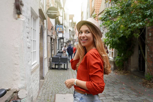 Portrait Smiling Traveler Woman Schnoor Neighborhood Bremen Germany — Stockfoto