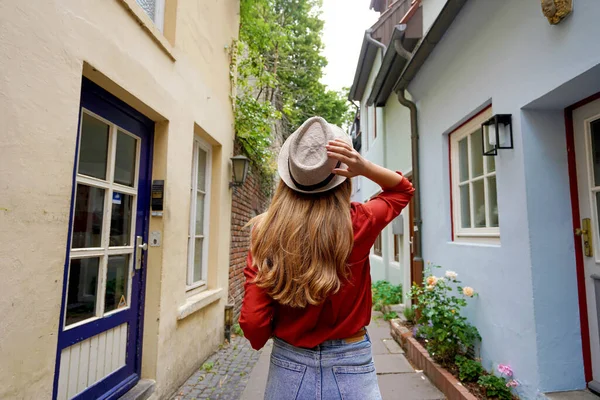 Beautiful Traveler Woman Walking Schnoor Neighborhood Bremen Germany - Stock-foto