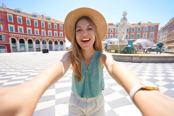 Self Portrait Smiling Cheerful Traveler Woman Massena Square Nice Cote — 스톡 사진