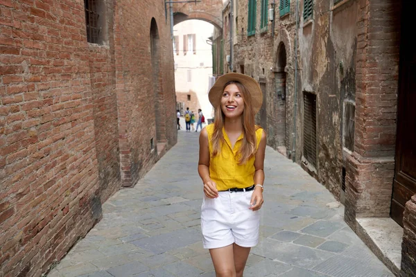 Holidays Tuscany Beautiful Stylish Tourist Girl Walking Narrow Alleys Siena — Stockfoto